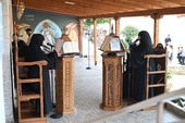 Με λαμπρότητα καὶ πλῆθος προσκυνητῶν ἐτελέσθησαν οἱ ἑορταστικὲς ἐκδηλώσεις στὴν Ἱερὰ Μονὴ Ἁγίας Τριάδος Ἀκράτας