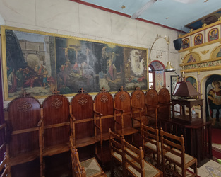 Τα στασίδια και το αριστερό ψαλτήρι στο εσωτερικό του Ναού