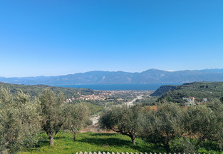 Η θέα προς τη θάλασσα και τον ποταμό Μεγανίτη από το καμπαναριό του Ναού