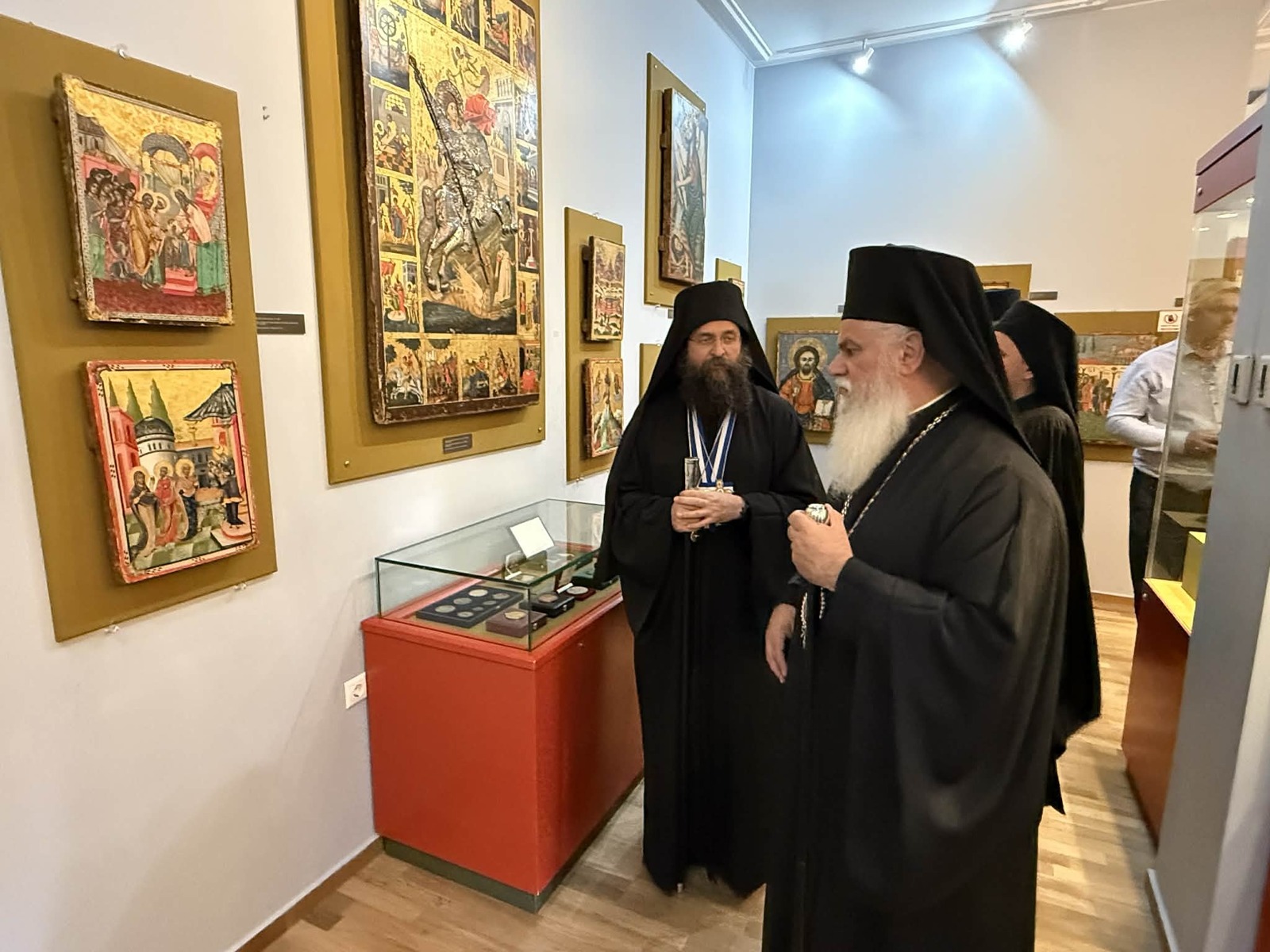 Ιστορική επίσκεψη και προσκύνημα της εκπροσώπων της Ιεράς Κοινότητας του Αγίου Όρους στις Ιερές Μονές Μεγάλου Σπηλαίου και Αγίας Λαύρας Καλαβρύτων