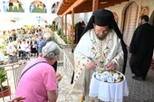 Με λαμπρότητα καὶ πλῆθος προσκυνητῶν ἐτελέσθησαν οἱ ἑορταστικὲς ἐκδηλώσεις στὴν Ἱερὰ Μονὴ Ἁγίας Τριάδος Ἀκράτας