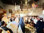 ΑΡΧΙΕΡΑΤΙΚΗ ΘΕΙΑ ΛΕΙΤΟΥΡΓΙΑ ΣΤΗΝ ΠΑΝΗΓΥΡΙΖΟΥΣΑ ΙΕΡΑ ΜΟΝΗ ΠΑΝΑΓΙΑΣ ΜΑΚΕΛΛΑΡΙΑΣ