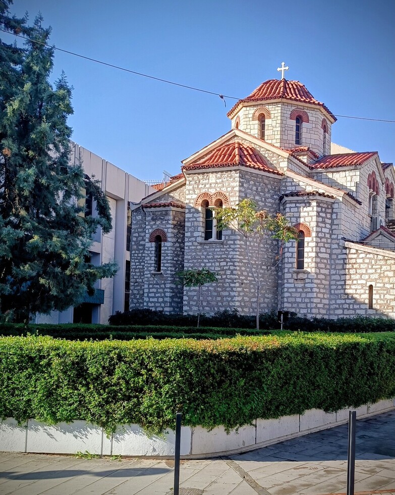 Ιερός Ναός Αγίας Τριάδος Αιγίου (Παρεκκλήσιο Ιερού Μητροπολιτικού Ναού Παναγίας Φανερωμένης)