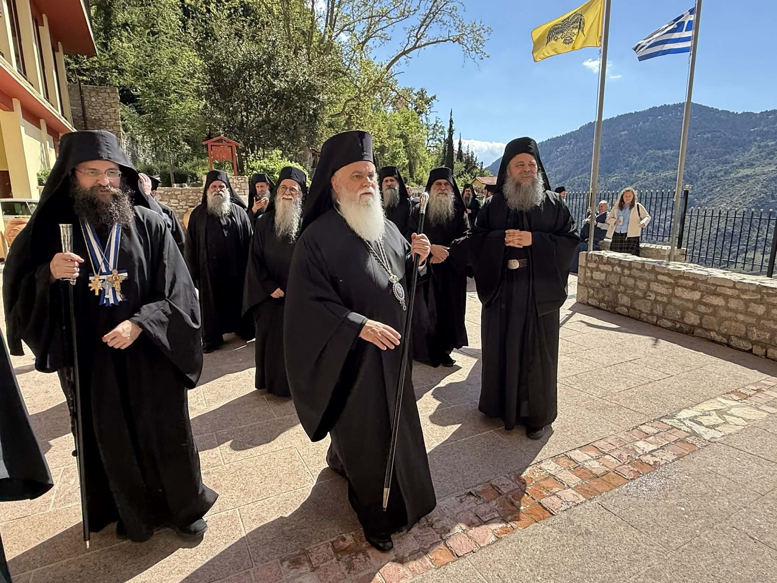 Ιστορική επίσκεψη και προσκύνημα της εκπροσώπων της Ιεράς Κοινότητας του Αγίου Όρους στις Ιερές Μονές Μεγάλου Σπηλαίου και Αγίας Λαύρας Καλαβρύτων