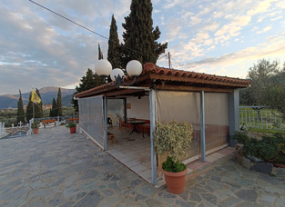 Το στέγαστρο στον προαύλιο χώρο της εκκλησίας